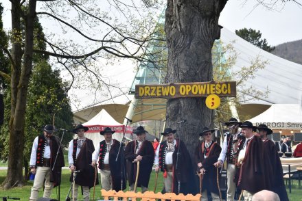 Gawędy i opowieści pod Drzewem Opowieści w Parku Kopczyńskiego - męska grupa śpiewacza Wańcy